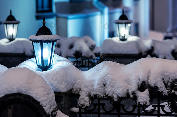 城市夜景与街道圣诞灯在降雪