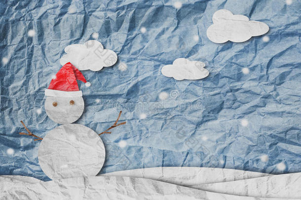圣诞节背景，雪人戴着红色圣诞帽，冬天带着白云雪，用纸剪成皱巴巴的纸