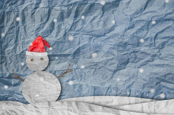 圣诞节背景，雪人戴着红色圣诞帽在冬天用雪，纸剪成皱巴巴的纸