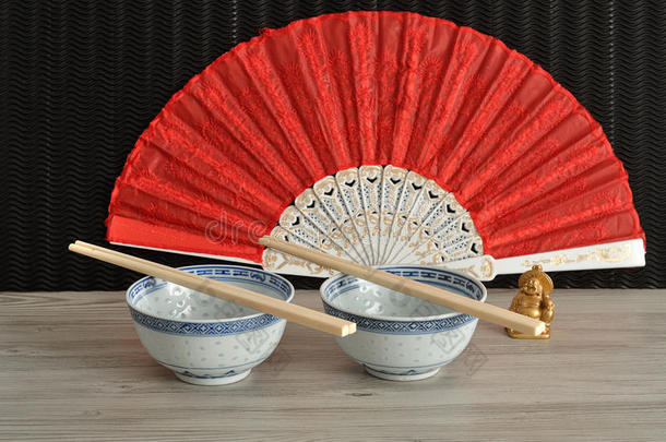 中国碗、筷子、扇子和佛像