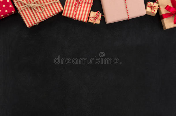 礼品盒，边框设计，黑板背景