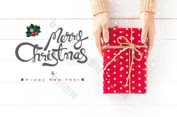 双手送红色礼品盒，圣诞快乐，新年快乐