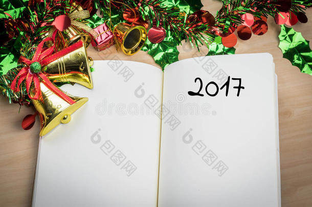 2017年新年假期用笔记本上的字和新年装饰