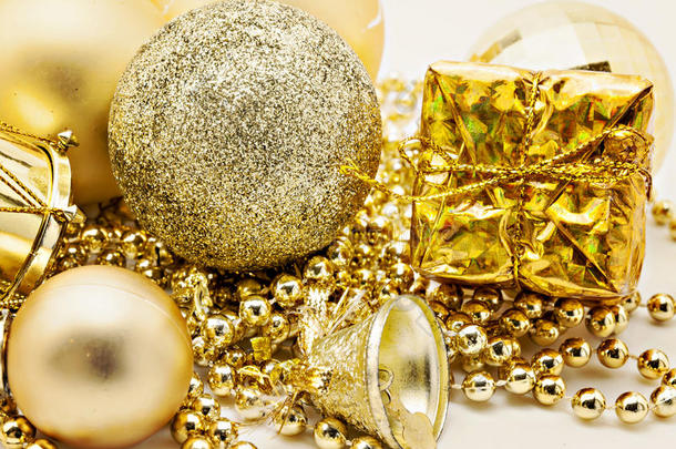 圣诞黄金装饰，球，珠子，铃铛关闭隔离