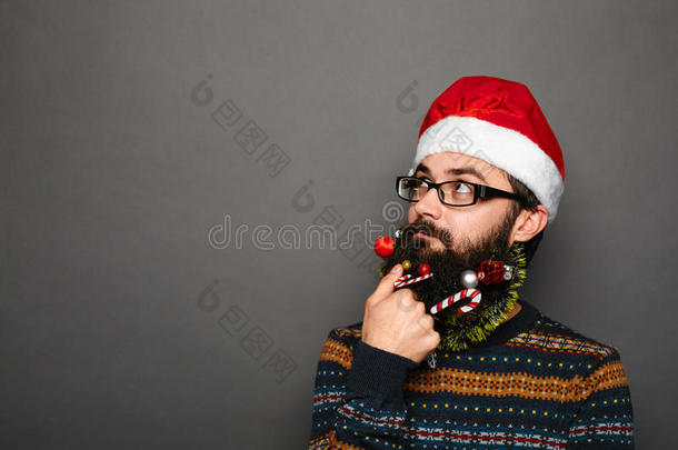 带着<strong>眼镜</strong>和圣诞帽思考的滑稽怪人