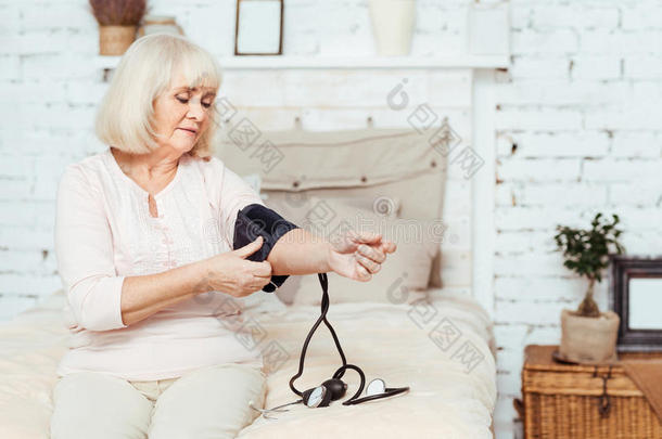 老年无精打采的妇女测量血液压力