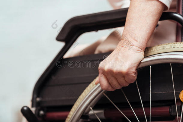使用<strong>轮椅</strong>的<strong>老年</strong>妇女。