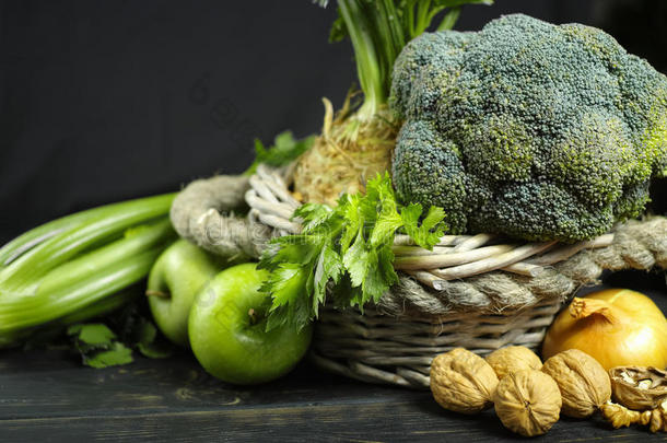 绿色蔬菜和水果-芹菜，苹果，芹菜根芹菜