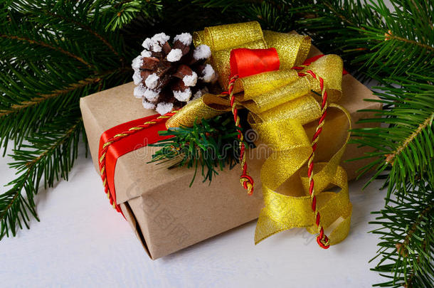 圣诞背景与<strong>牛皮纸包装</strong>圣诞礼物