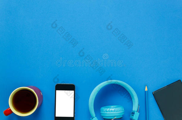 黑色咖啡，手机，铅笔，<strong>便签</strong>纸和耳机