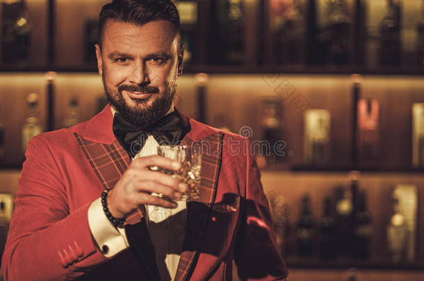 奢华时尚的男士在绅士俱乐部里用威士忌玻璃