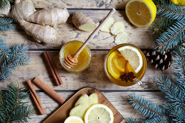 一杯带柠檬和蜂蜜的绿色天然姜茶。 健康的饮料。 炎热冬季饮料的概念。