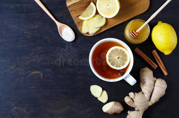 一杯加姜、柠檬和蜂蜜的黑色天然茶。 健康的饮料。 炎热冬季饮料的概念。