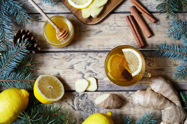 一杯姜茶，加蜂蜜和柠檬在木桌上。 健康的饮料。 炎热冬季圣诞饮料的概念。