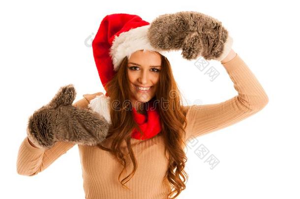 可爱的黑发女孩穿着圣诞老人的衣服，带着圣诞礼物