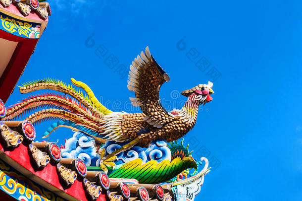 中国屋顶上的陶瓷火鸟