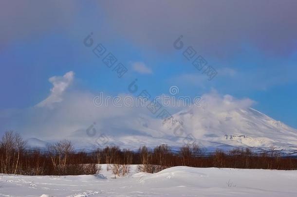 美丽的冬季火山景观