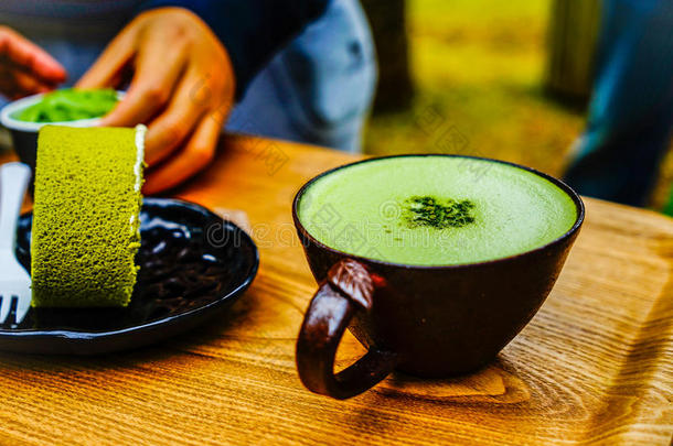 韩国济州岛<strong>绿茶</strong>滚饼和<strong>绿茶</strong>拿铁咖啡。