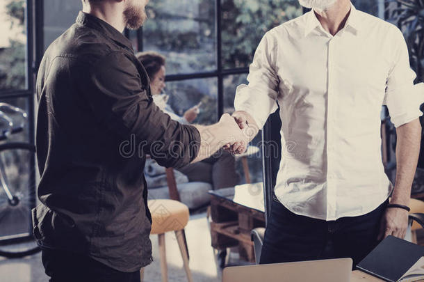 商业伙伴<strong>握手</strong>的概念。<strong>特写</strong>照片两个商人<strong>握手</strong>的过程。成功后的伟大交易
