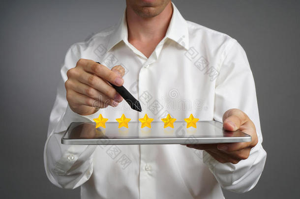 五星级评级或排名，标杆概念。 拥有平板电脑的人评估服务、酒店、餐厅