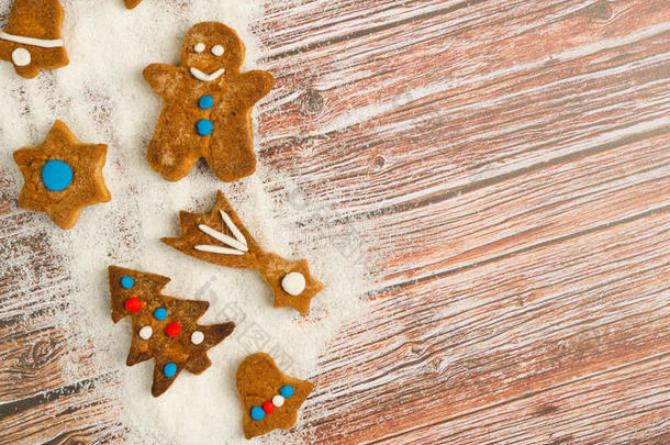 圣诞背景，旧木板上有饼干