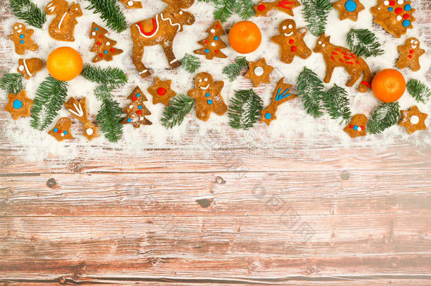 圣诞背景，旧木板上有饼干