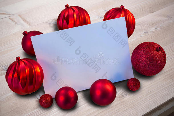 白色页面周围红色圣诞饰品的合成图像
