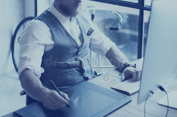 留胡子的创意经理用数字平板画的特写。穿着白色衬衫、<strong>背心</strong>和<strong>背心</strong>的时髦年轻人