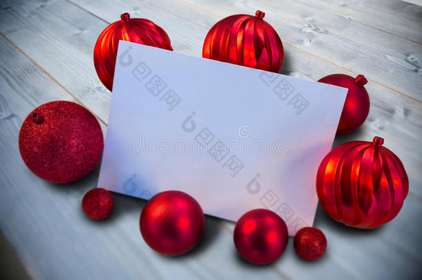 白色页面周围红色圣诞饰品的合成图像
