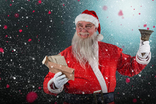 圣诞老人持有信封和铃铛的复合图像