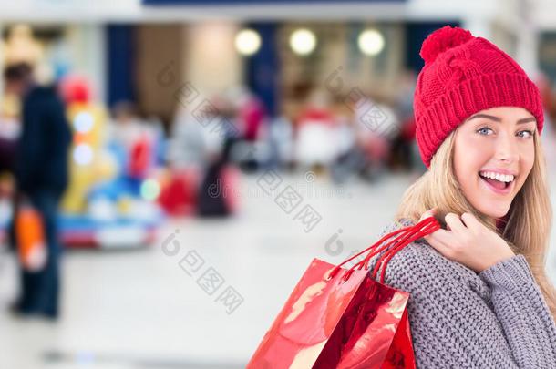 喜庆金发女郎手持购物袋的合成图片