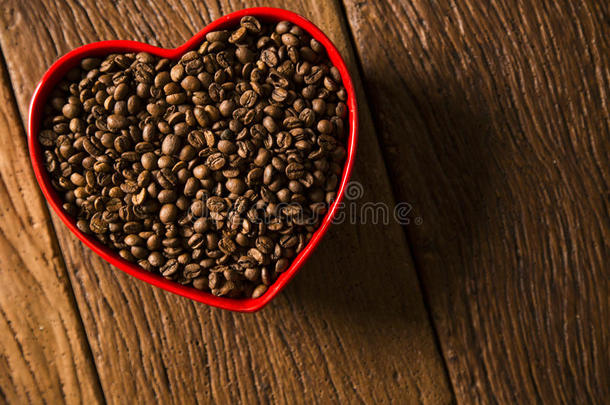 咖啡的爱情概念。 咖啡豆放在心里