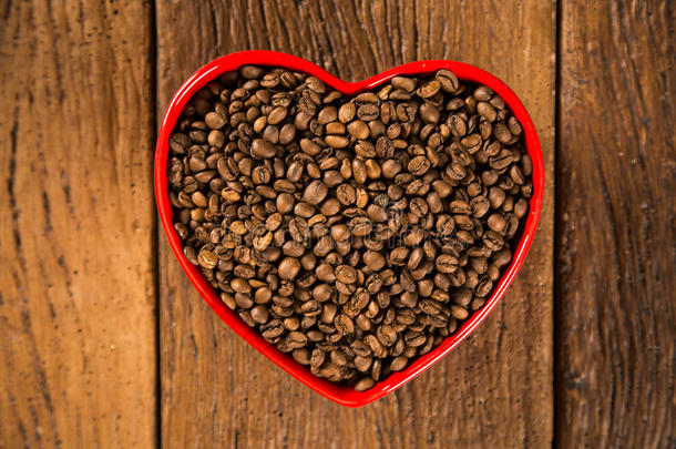 咖啡的爱情概念。 咖啡豆放在<strong>心里</strong>