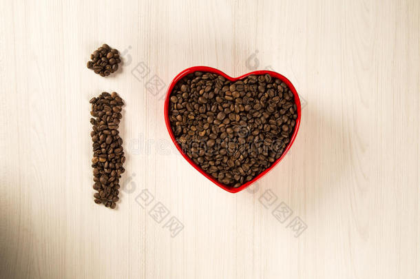 咖啡的爱情概念。 咖啡豆放在心里