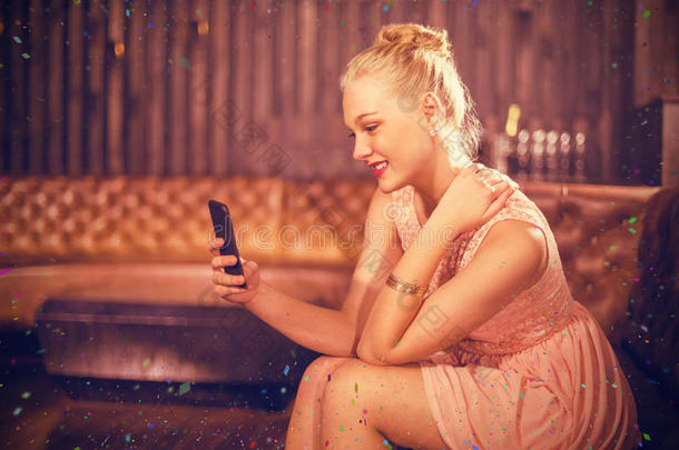 美女坐在沙发上使用手机的复合图像