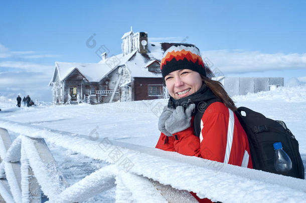 美丽<strong>的冬天</strong>女孩在<strong>寒冷的冬天</strong>公园里吹雪