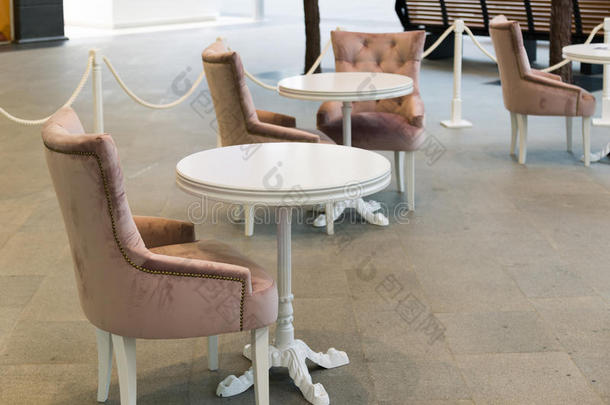 咖啡馆里空荡荡的圆桌和椅子