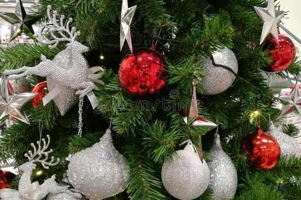 装饰圣诞树装饰闪光<strong>银饰</strong>和红球