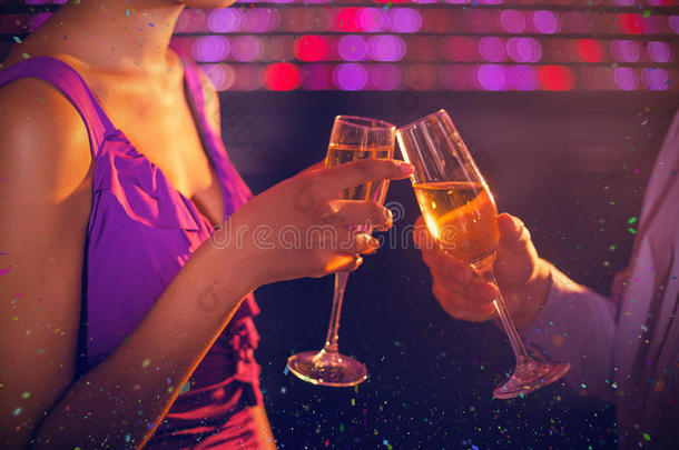 酒吧里两杯香槟的复合图像