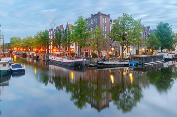 阿姆斯特丹。黎明时分的城市运河。