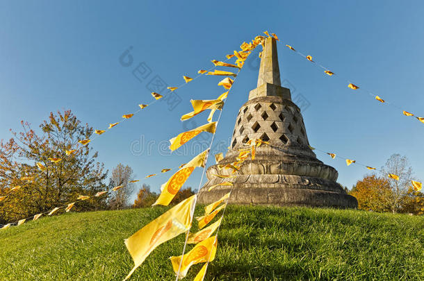 佛教佛塔在一座山上装饰着佛教祈祷旗帜，e