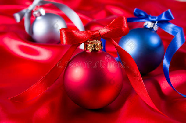 蓝色、红色和银色圣诞球在丝绸上
