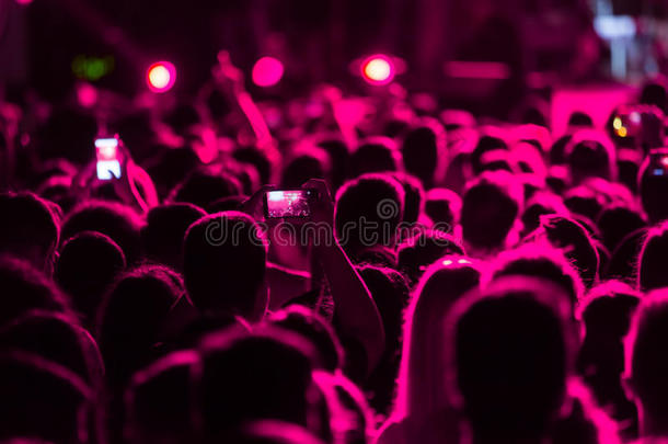 手持智能手机记录现场音乐节