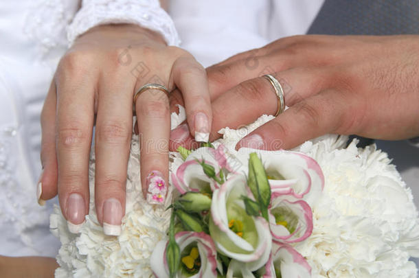 新娘和伴娘的手婚礼花束