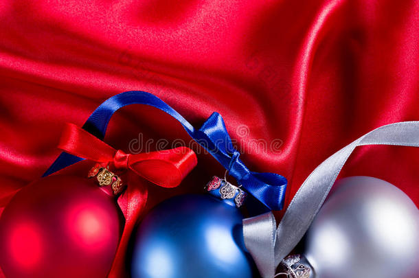 蓝色、红色和银色圣诞球在丝绸上
