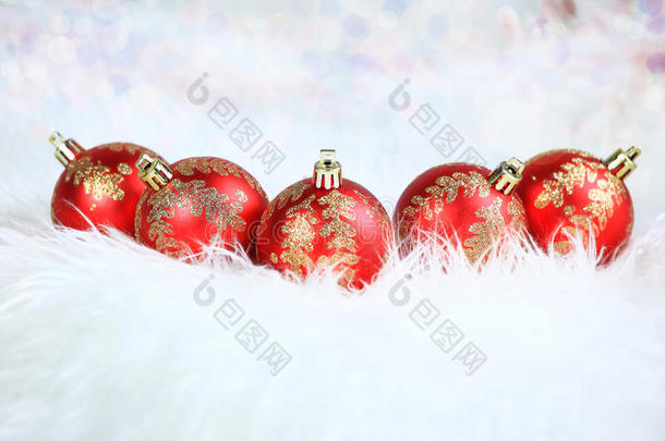 圣诞节。 白色背景上有装饰品的红色玻璃球