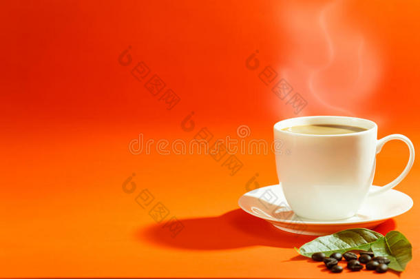 咖啡饮料在白色咖啡杯和黑色咖啡豆和背部
