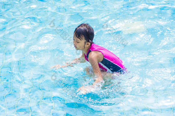 游泳池里的亚洲女孩
