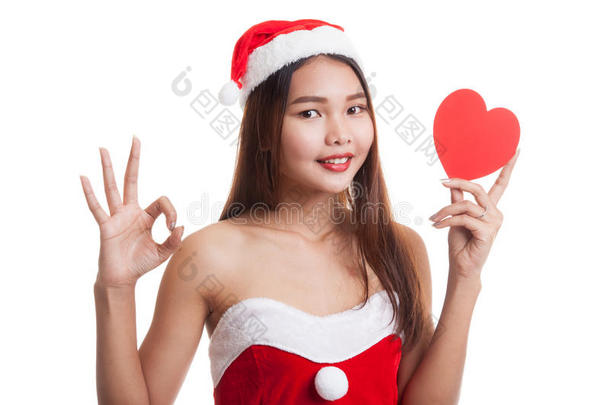 亚洲圣诞老人圣诞老人女孩表现得很好，红心。