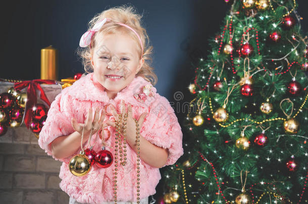 有趣的小女孩装饰圣诞树